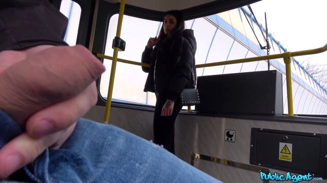 Неопытная брюнетка с бритой киской ублажает незнакомца за деньги