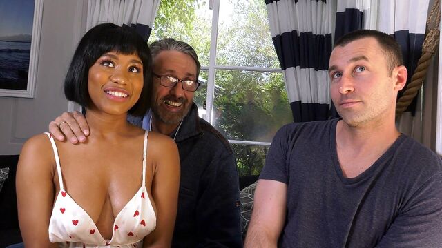 Коротковолосая негритянка с большими натуральными сиськами обслуживает два члена одновременно