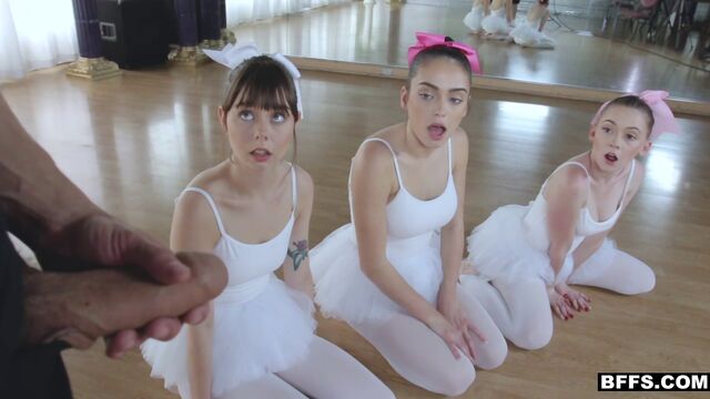 Три миловидные балерины в колготках ублажают возбужденного самца на полу