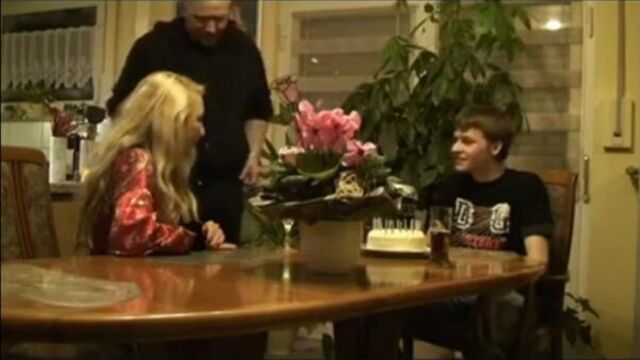 Реальный инцест мама с сыном, батя подарил на др сыну секс с мамашей (incest, mom, milf)