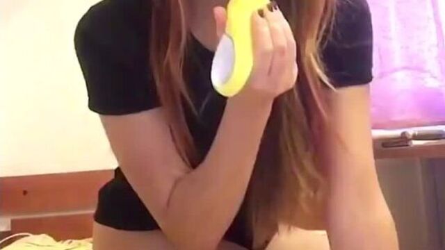 Школьница дрочит пизду