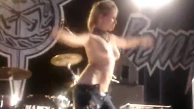 Голые на сцене – любительский стриптиз на байкерской вечеринке