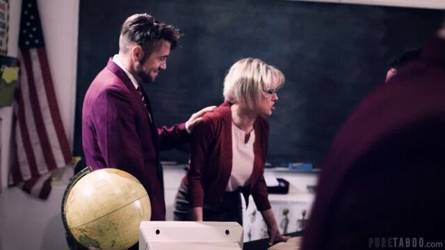 Трахнули все группой требовательную преподшу (Русский перевод)