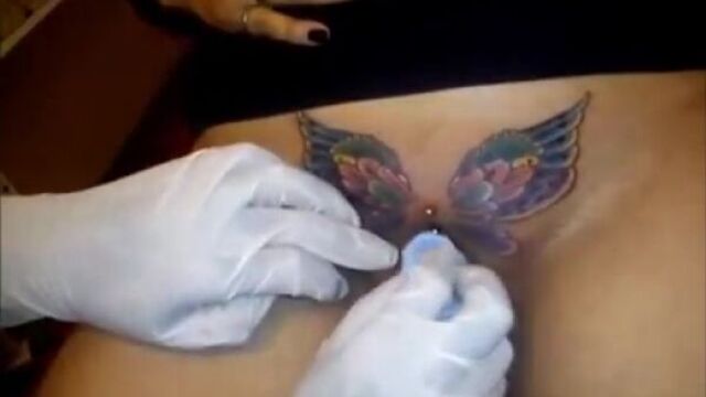 Тату и интимный пирсинг за раз!!!!!