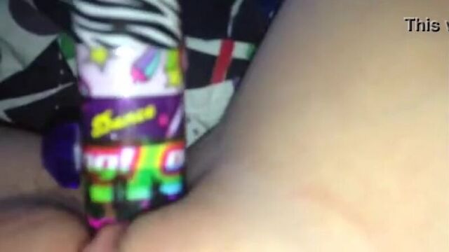 Первая мастурбация многоцветным фломастером - Девочка тайком от мамы, засовывает себе в пипиську красочный маркер