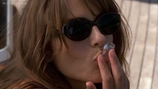 Элизабет Хёрли (Elizabeth Hurley) голая в фильме "Вес воды" (The Weight of Water, 2000, Кэтрин Бигелоу)