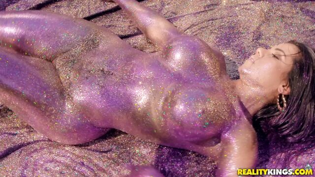 Пышную латинку с большой сочной жопой хорошенько трахают на улице