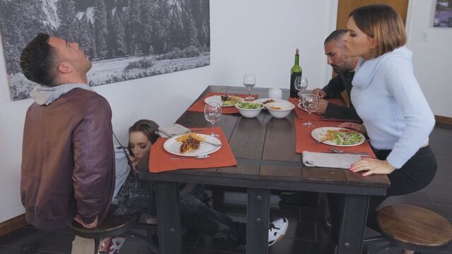 Возбужденная домохозяйка с красивыми сиськами развлекается с падчерицей и ее парнем