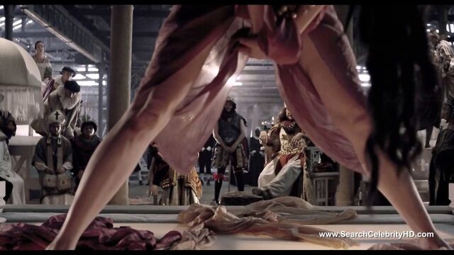 Король заставил красотку плясать стриптиз и трахаться на публике