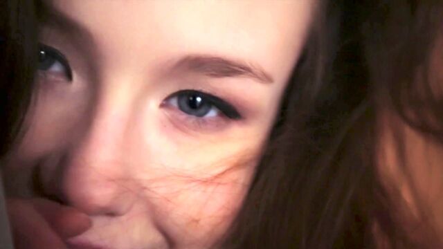 Эмили Блум медленно раздевается перед камерой, обнажая свои прелести