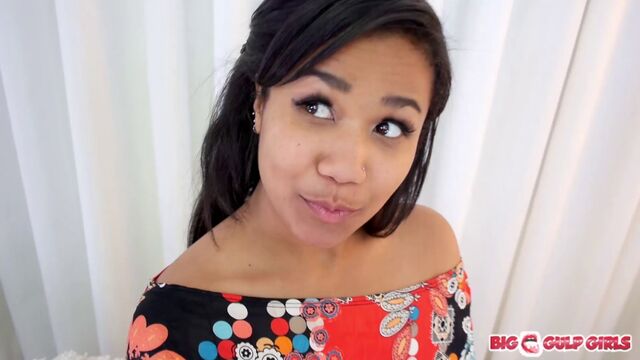 Игривая мулатка отсасывает толстый член, пока тот не кончит