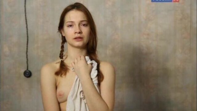 Мария Луговая голая в спектакле "По поводу мокрого снега" (2011)