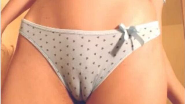 Девочка в плотно надетых трусиках + верблюжья лапка :)