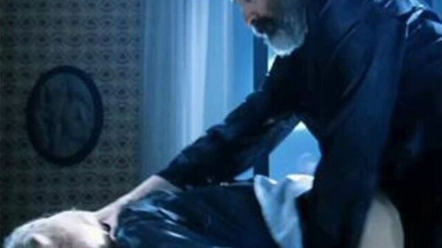 Тесть трахает невестку пока сына нет дома (инцест, ебет дочку в попку, дала ебать папе, развел на секс, уломал дочь, порно)