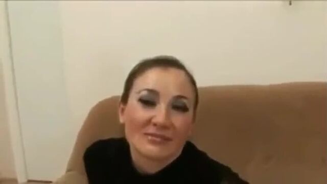 Привел жену трахаться с толпой