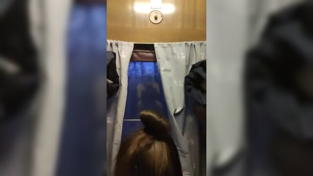 Трахает проводницу в поезде пока никто не видит русское порно слив