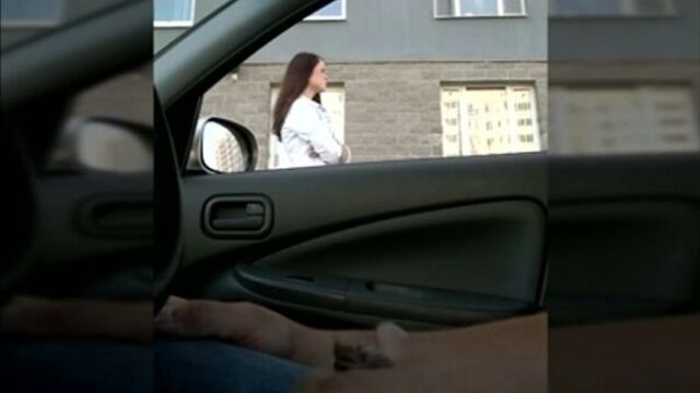 Дрочит на виду у прохожих