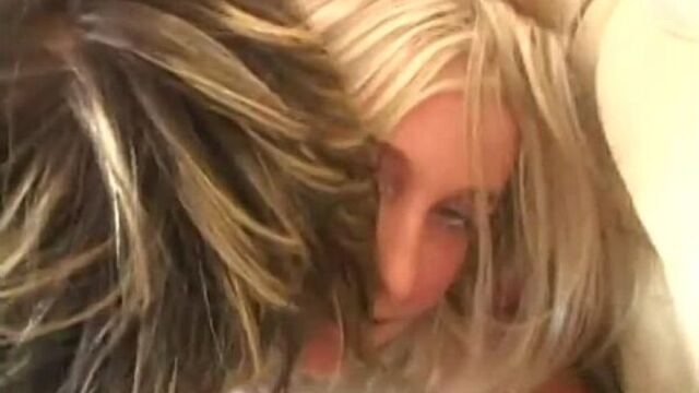 Классные порно игры в постели от молодой парочки