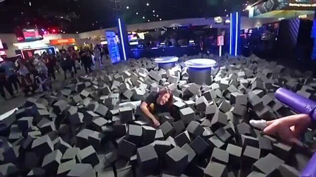 Порноактриса Адриана Чечик сломала спину на TwitchCon