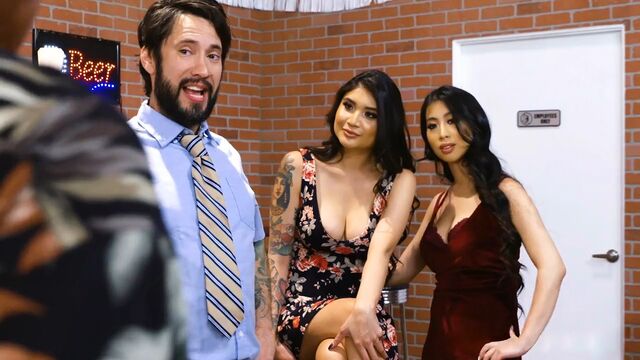 Горячие азиатки чуть не подрались за пенис мужика, но он не обделил обеих