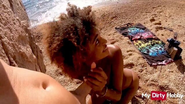 Великолепная негритянка Луна Коразон сосет большой белый член на пляже