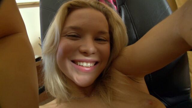 Миниатюрная блондинка мастурбирует и трахает себя любимой секс игрушкой