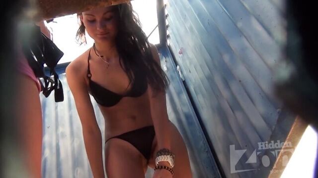 Подглядывание в пляжной кабинке 44\1