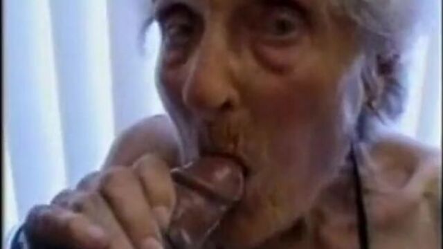 Бабушка сосёт и трахается! (Порно, минет, милф, инцест, сын, мама, кончает на лицо в рот, жесть, зрелая, анал не русское)