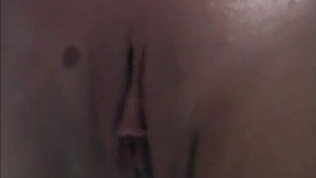 Девушка делает парню минет под новый год [Порно и Секс 18]