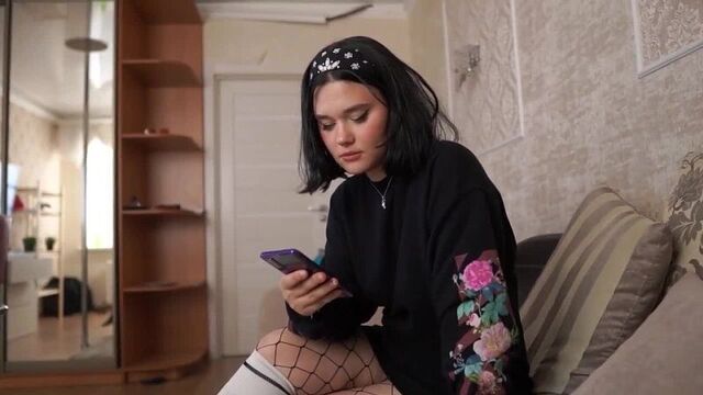 Kate Koss - Вон там моя жена (играет), а тут подруга (член мне отсасывает) - Русская речь