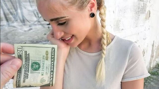 Девочка соглашается на секс с уличным пикапером за деньги [молод порн юная домашн порн ебл ебут teen трахаю девушк минет трах со