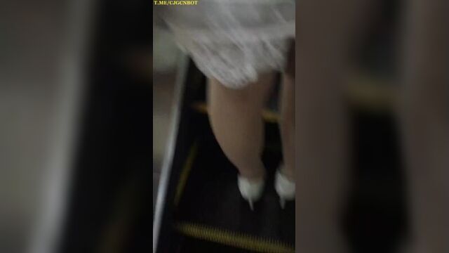 Китаец секс маньяк кончет на жопы азиаток (публичное порно сперма конча на юбку штаны трусики в метро автобус извращенец)