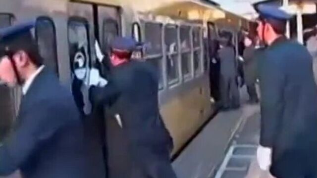 Трахнул школьницу в метро