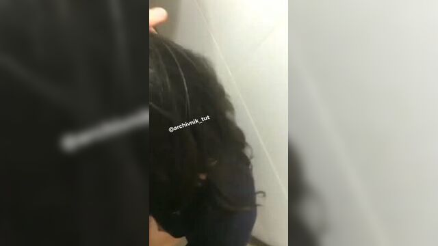 Отсасывает взрослому начальнику на работе, в рот, минет, жесткий секс, русское домашнее порно с молодыми