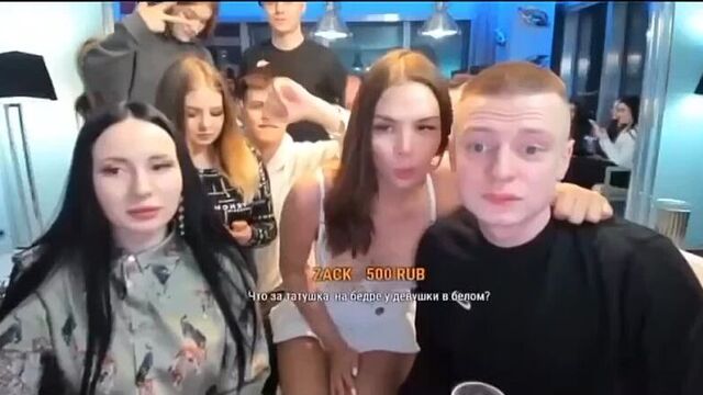 Засветила грудь на стриме засветила сиськи голая разделась показала