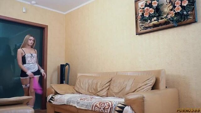 Застряла_под_столом_и_получила_бурный_секс.mp4