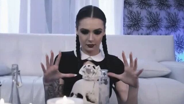 Откровенная сцена по мотивам фильма "Семейка Адамс"