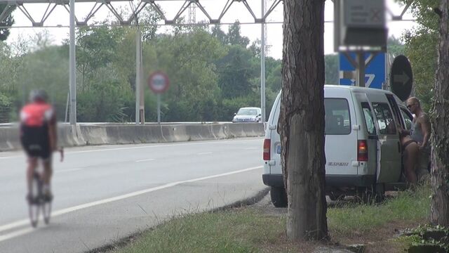 Татуированная испанка на каблуках делает минет и трахается в обе дырки