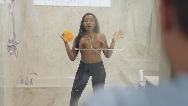 Темнокожая мачеха с большими сиськами ублажает своего сыночка в душе