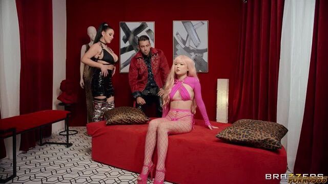 Лулу Чу любит не только читать эротику, но и заниматься ею…