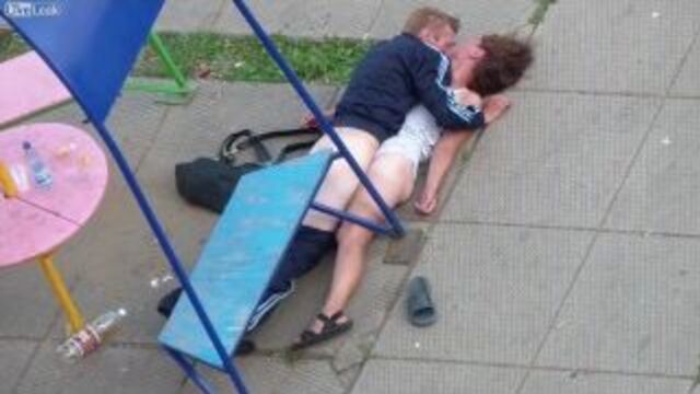 Секс в одном из российских дворов ( видео , строго 18+) ДОКАТИЛИСЬ !!!!!!!