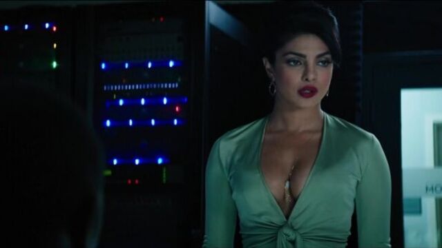 Приянка Чопра (Priyanka Chopra) в сексуальном платье в фильме "Спасатели Малибу" (Baywatch, 2017, Сет Гордон) 1080p