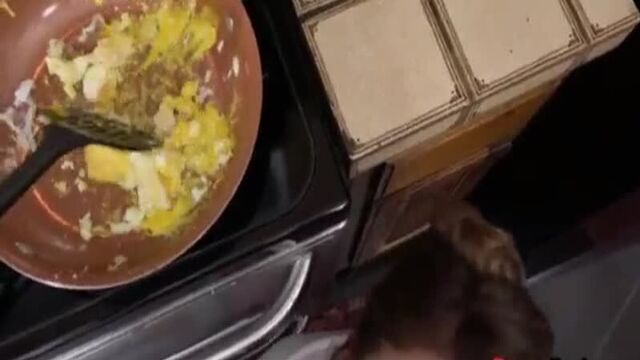 Папа и дочка получают секс на кухне