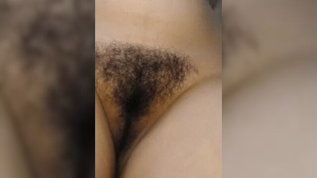Писька девушки с волосами на лобке ромбиком