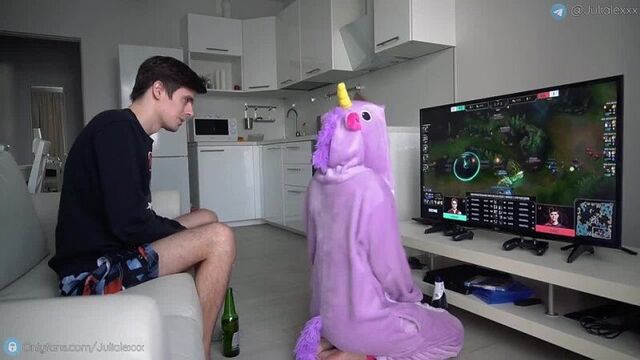 помешала играть парню,но дала поиграть с собой [порно,русское,с разговаривами,секс, порно, сестра].mp4