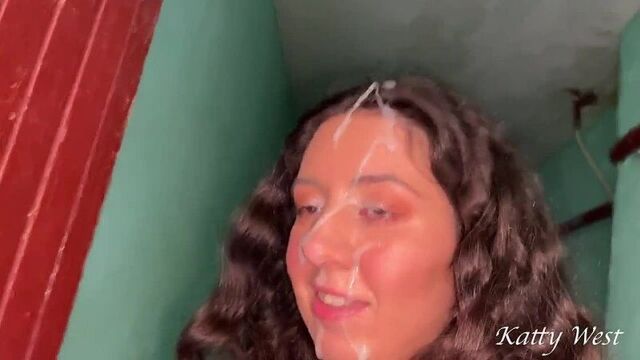 Жесть! Всё лицо в сперме, а она по улице ходит и не стесняется