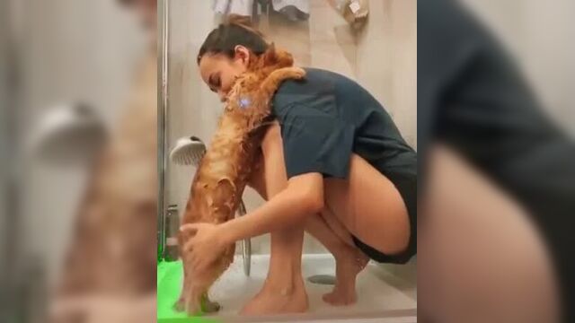 Девушка моет свою киску в душе