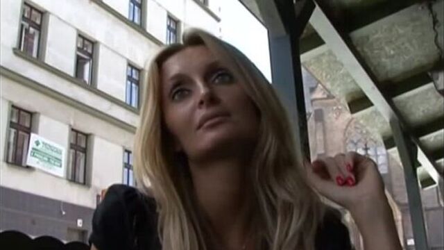 Напоил в кафе замужнюю даму и привел домой домашнее порно, milf, drink секс разв