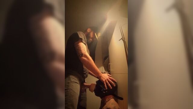 #ГейХран Пассив - горловой мастурбатор. Гей порно любительское раб БДСМ татуировка оральный секс сосет ебет в горло унижение хуй