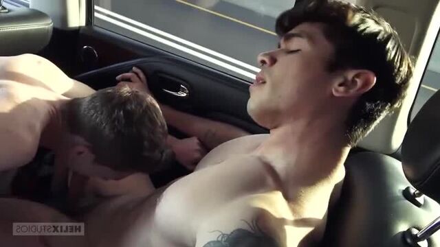 гей порно с Award Winner страстно оттрахал мальчика прямо в машине